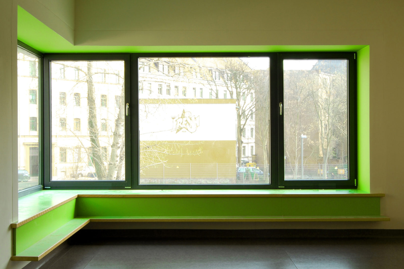 Neubau Kita Gleisstraße Leipzig, Plagwitz - Sitzmöbel in der Fensterlaibung